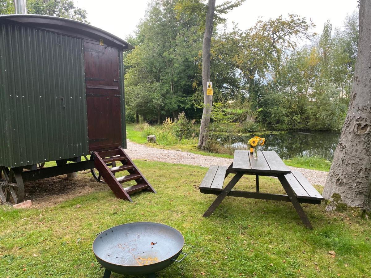 The Shepherd'S Hut - Wild Escapes Wrenbury Off Grid Glamping - Ages 12 And Over Baddiley Exterior foto