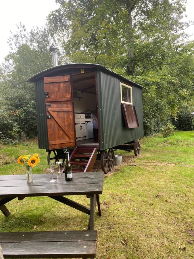 The Shepherd'S Hut - Wild Escapes Wrenbury Off Grid Glamping - Ages 12 And Over Baddiley Exterior foto