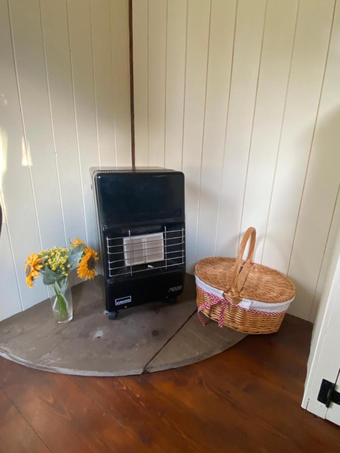 The Shepherd'S Hut - Wild Escapes Wrenbury Off Grid Glamping - Ages 12 And Over Baddiley Exterior foto