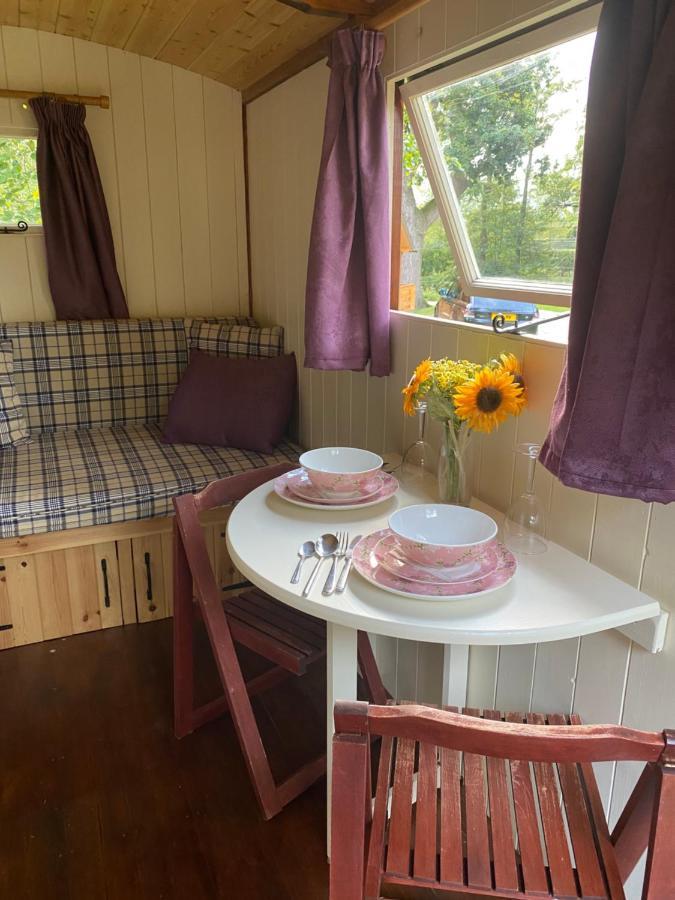 The Shepherd'S Hut - Wild Escapes Wrenbury Off Grid Glamping - Ages 12 And Over Baddiley Exterior foto