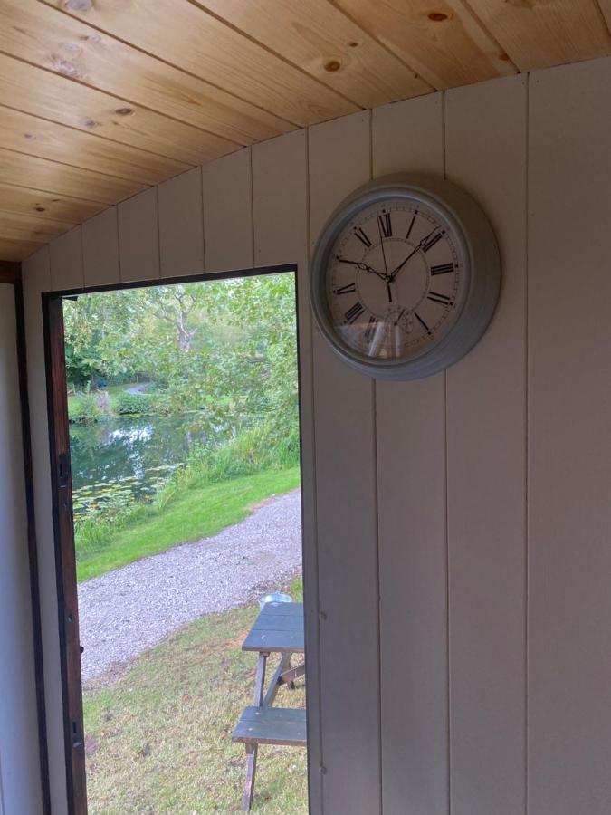 The Shepherd'S Hut - Wild Escapes Wrenbury Off Grid Glamping - Ages 12 And Over Baddiley Exterior foto
